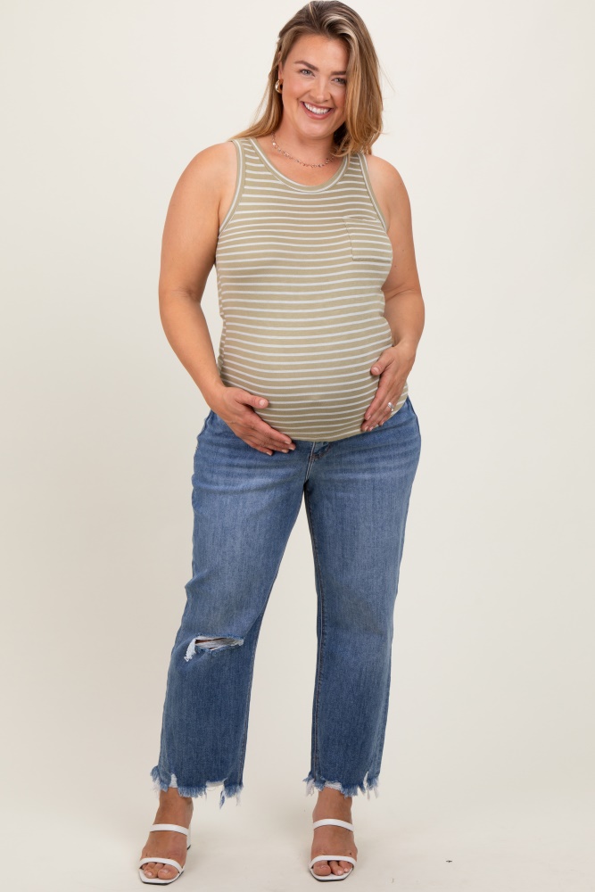 Layered tunic and straight-leg pants maternity outfit